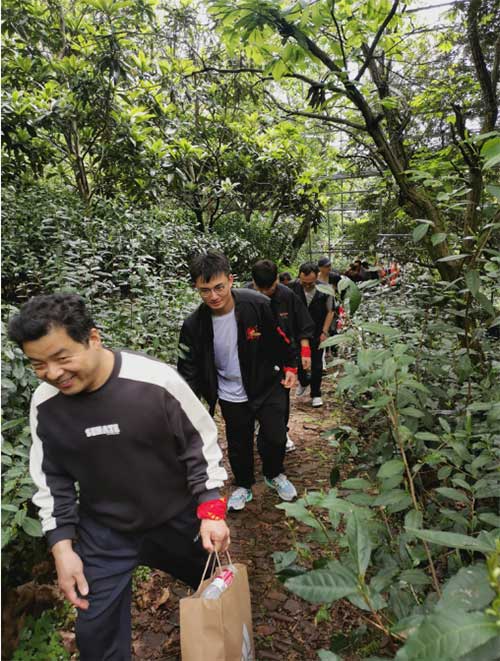 【登山望湖 走進春天】上海創力集團開展2024年山野徒步活動(圖2)