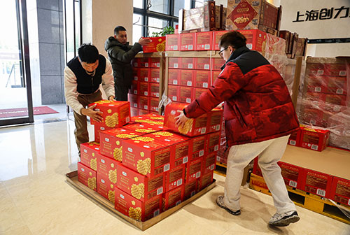  共度美好新春！上海創(chuàng)力集團為全體員工發(fā)放年貨大禮包(圖2)